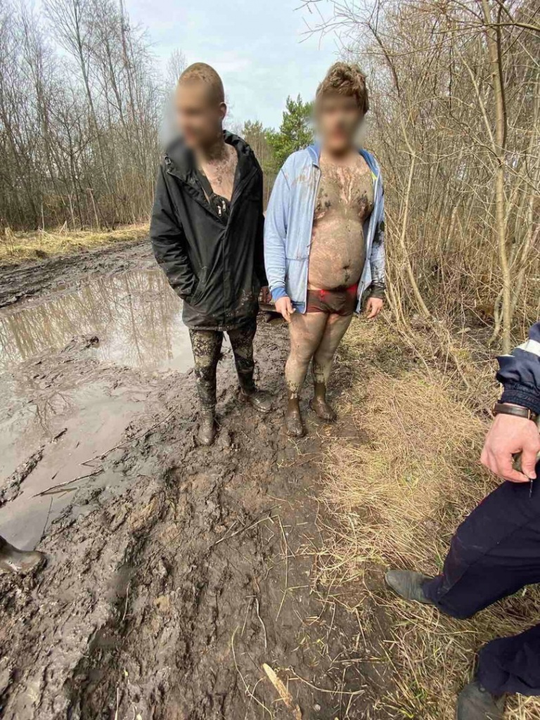 Под Тверью подросток на легковушке застрял в грязи и попался полицейским 