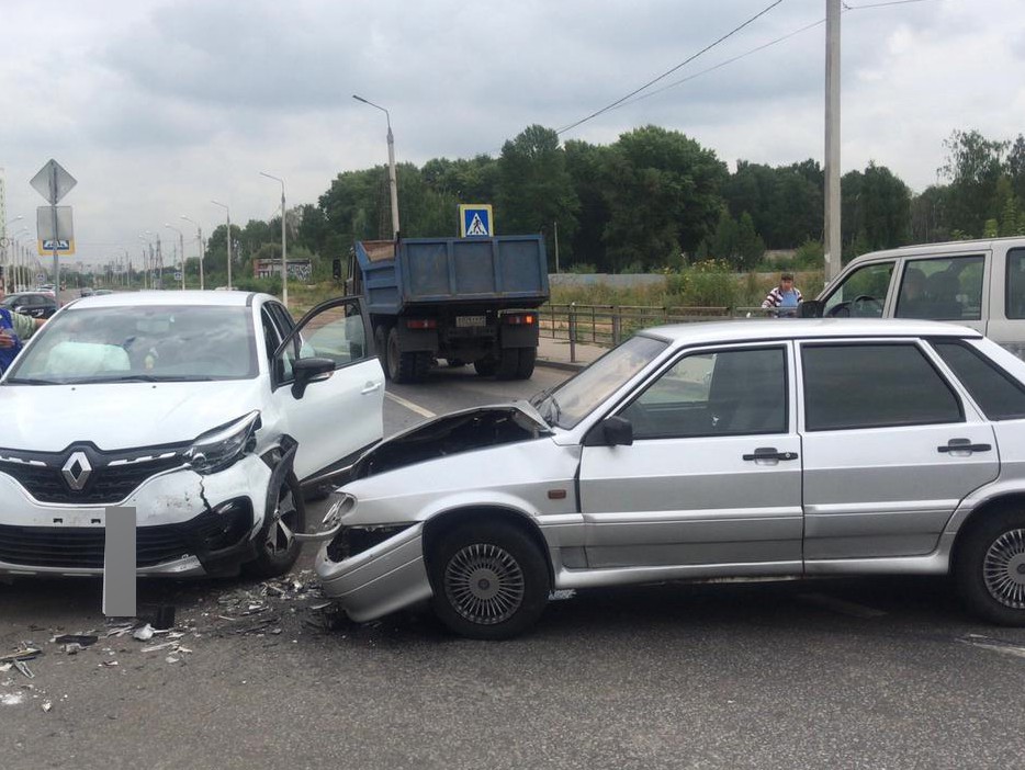 В Заволжском районе Твери в аварии пострадал водитель «Рено»