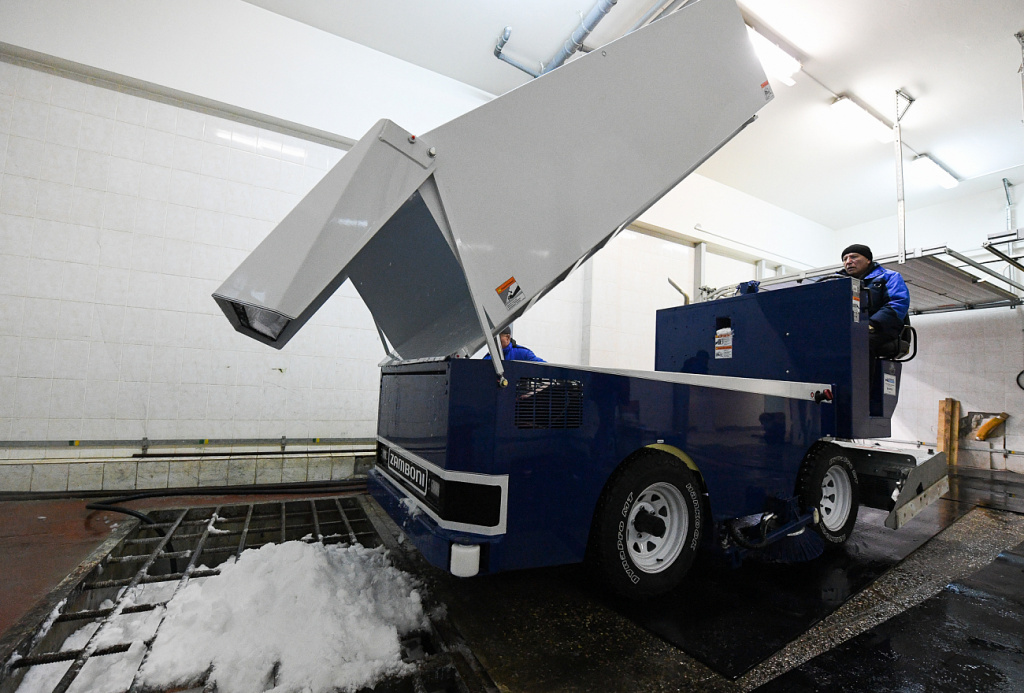 Новая машина для заливки льда появилась в спорткомплексе «Орбита» в Твери 