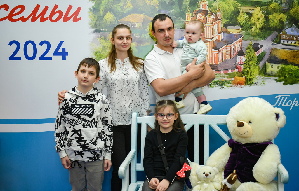 Игорь Руденя наградил победителей конкурса «Семья года» и вручил почетные знаки «Слава отца» и «Слава матери»