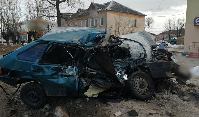 15-летний пассажир, пострадавший при столкновении ВАЗ и КамАЗа на пересечении бульвара Профсоюзов с улицей Тракторной, скончался в больнице. Месяц медики боролись за его жизнь, но травма оказалась смертельной.