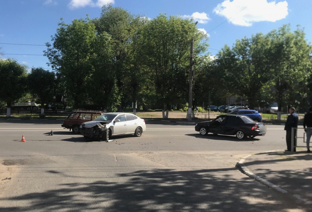 В Твери на проспекте Победы в массовом ДТП пострадал водитель