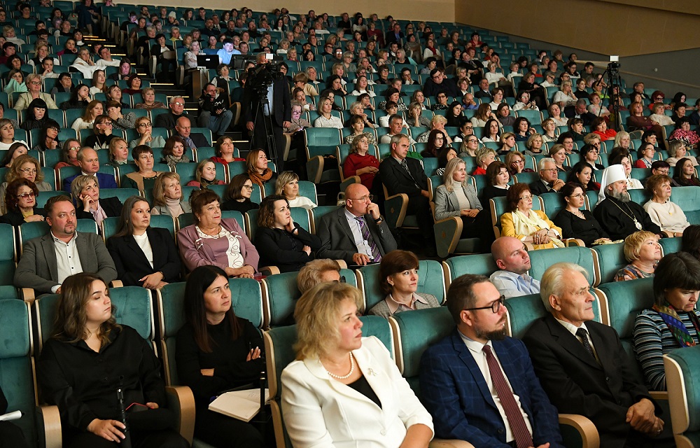 Представителей сферы образования Тверской области поздравили с профессиональными праздниками