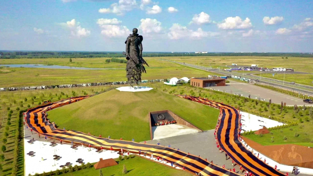 В Тверской области развернули самую большую Георгиевскую ленту – более 300 метров