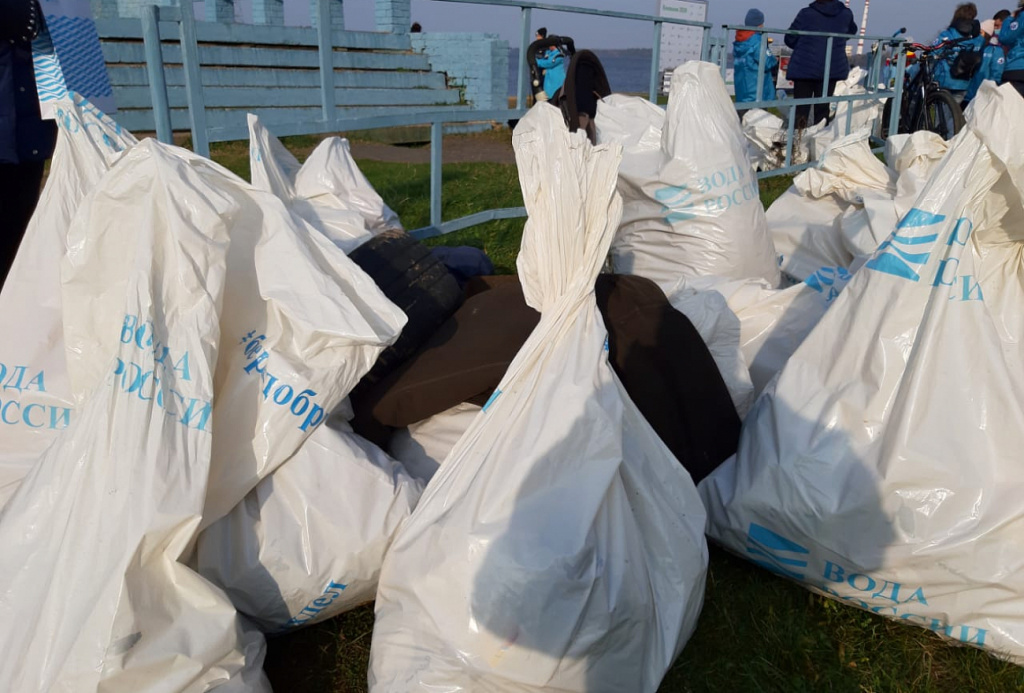 В рамках акции «Вода России» в Конаково от мусора очистили три километра берега Волги