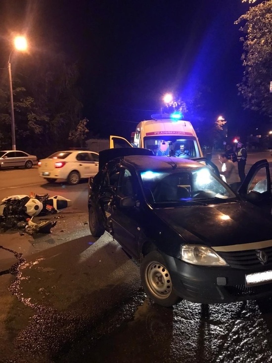 В Твери после ночного ДТП госпитализировали водителя и пассажира мотоцикла