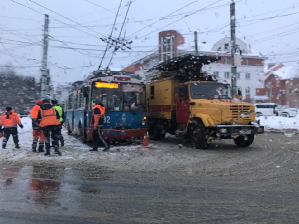 Троллейбус ремонтировали почти два часа