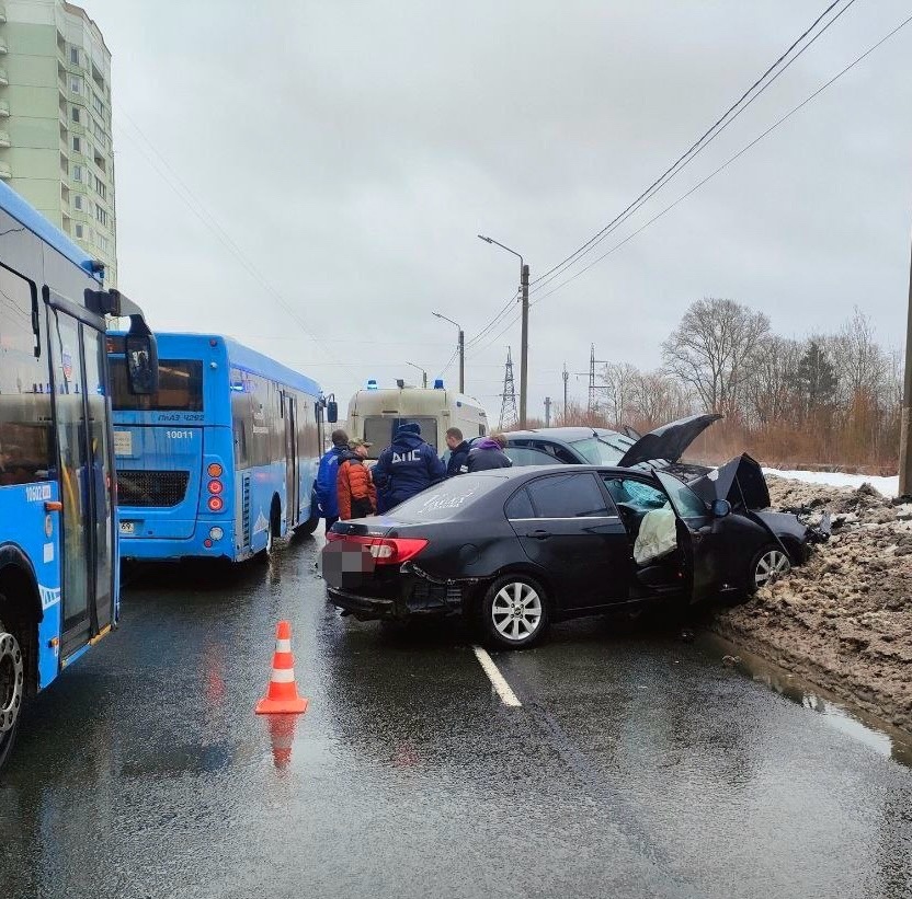 Твери две иномарки сошлись в лобовом ДТП