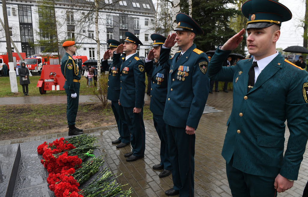 Губернатор Игорь Руденя возложил цветы к памятнику пожарным и спасателям в Твери