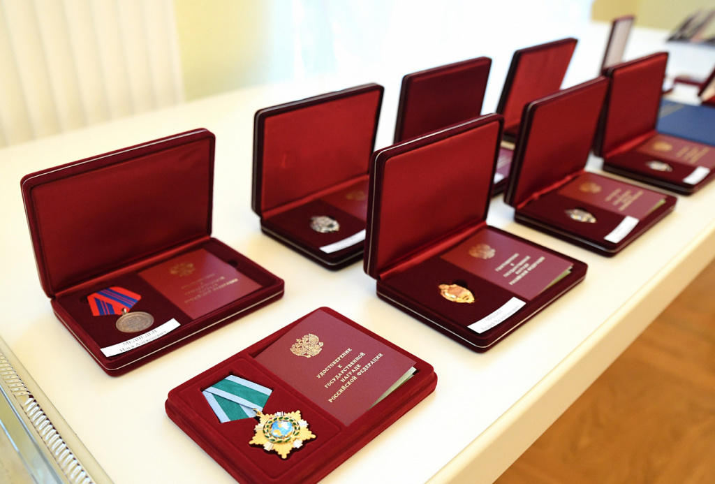 Накануне Дня Конституции РФ жителям Тверской области вручили государственные и региональные награды