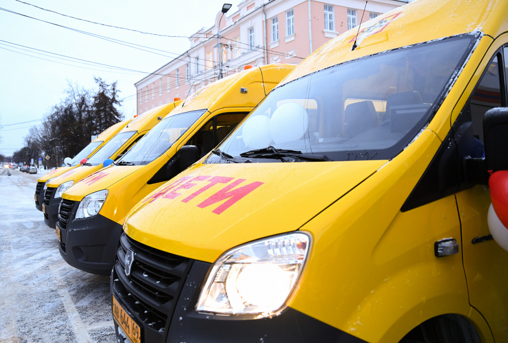 Игорь Руденя передал школам Тверской области 39 школьных автобусов и новую спецтехнику пожарным частям