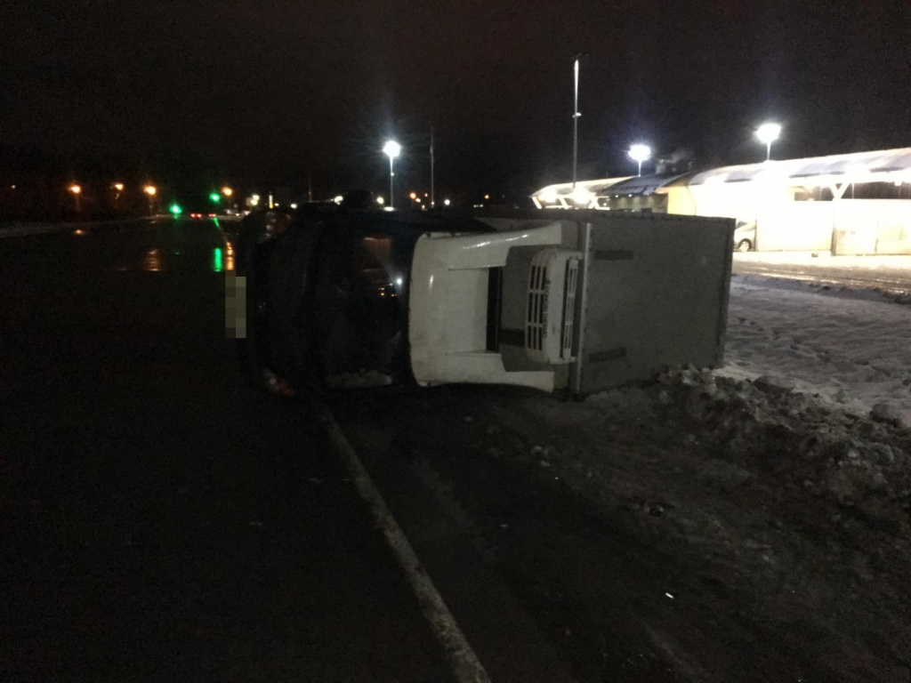 Мини-грузовик опрокинулся из-за столкновения с фурой в Тверской области 