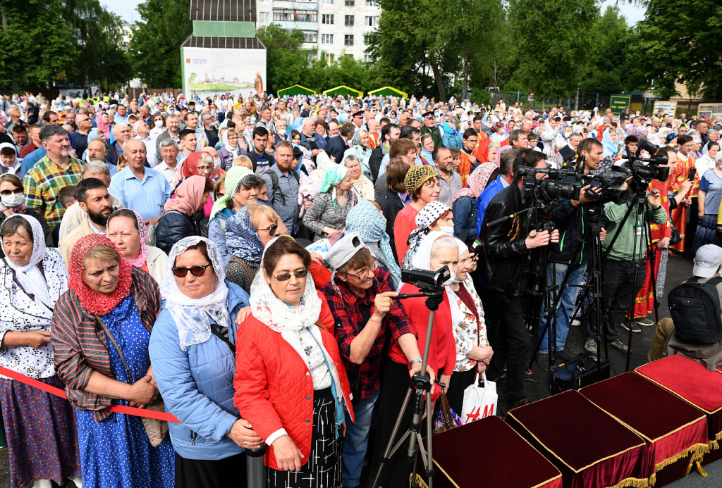 Торжества в Калязине начались с Божественной литургии на площади перед церковью