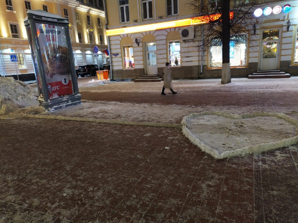 В Твери на Трехсвятской улице слепили из снега «Стрелу Амура»