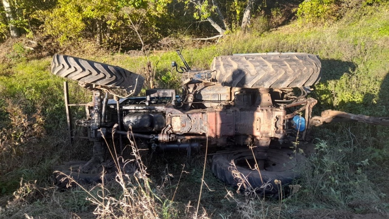 В Тверской области рецидивист улетел в кювет на угнанном тракторе