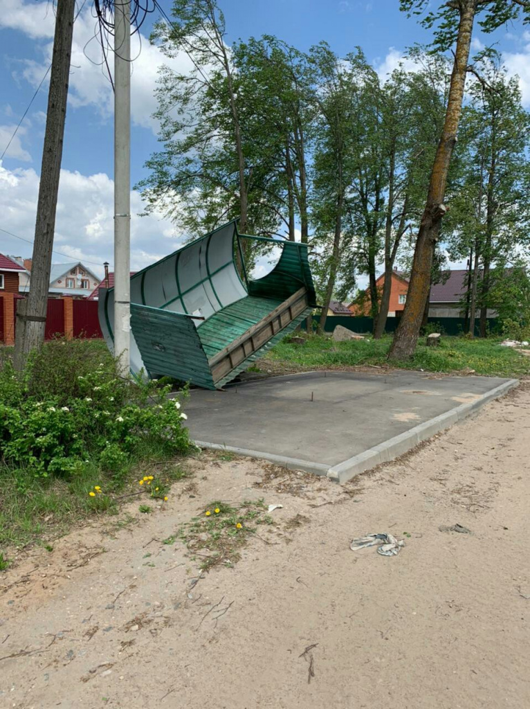 Ураганный ветер перевернул автобусную остановку в Тверской области