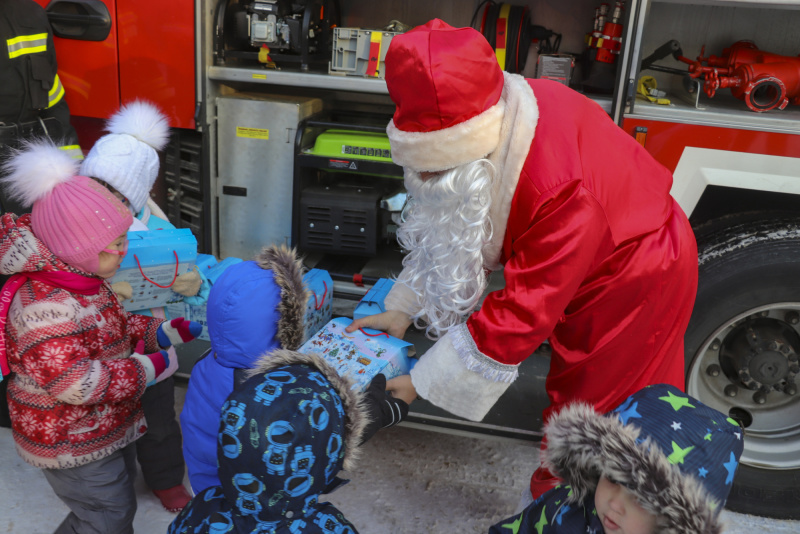 «Пожарный Дед Мороз» поздравил воспитанников детских домов в Тверской области