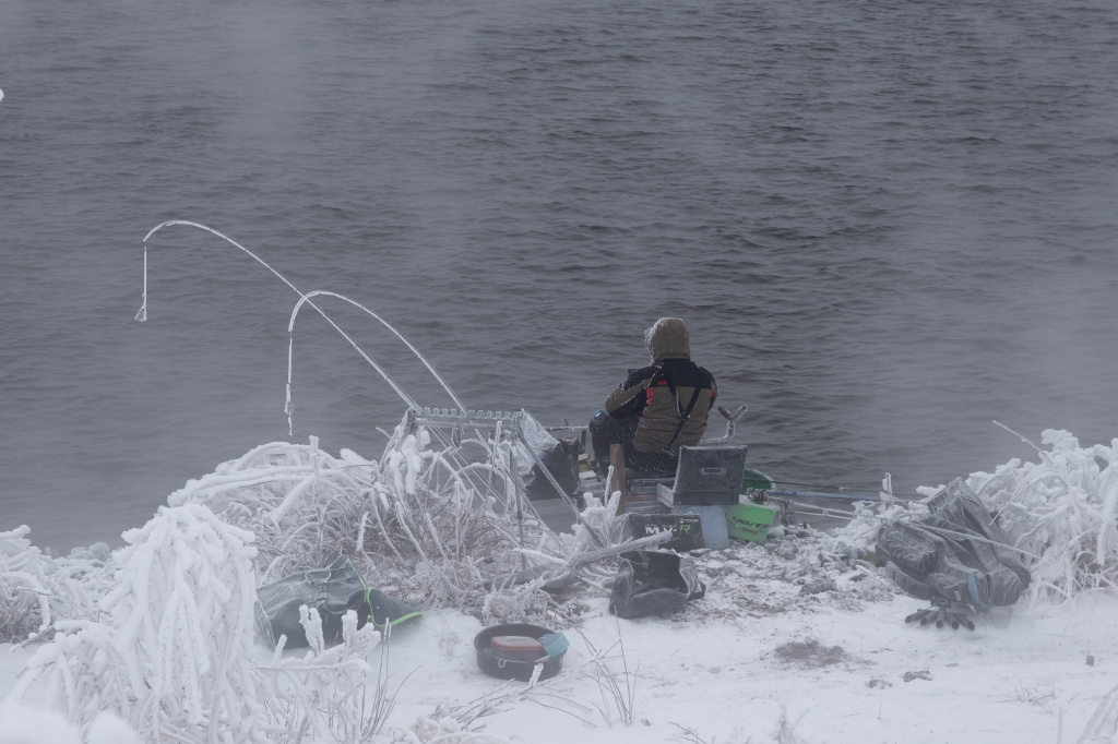 В Тверской области прошли соревнования среди рыболовов несмотря на мороз