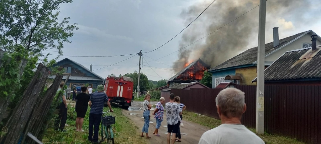В Бежецке из-за удара молнии сгорел деревянный жилой дом