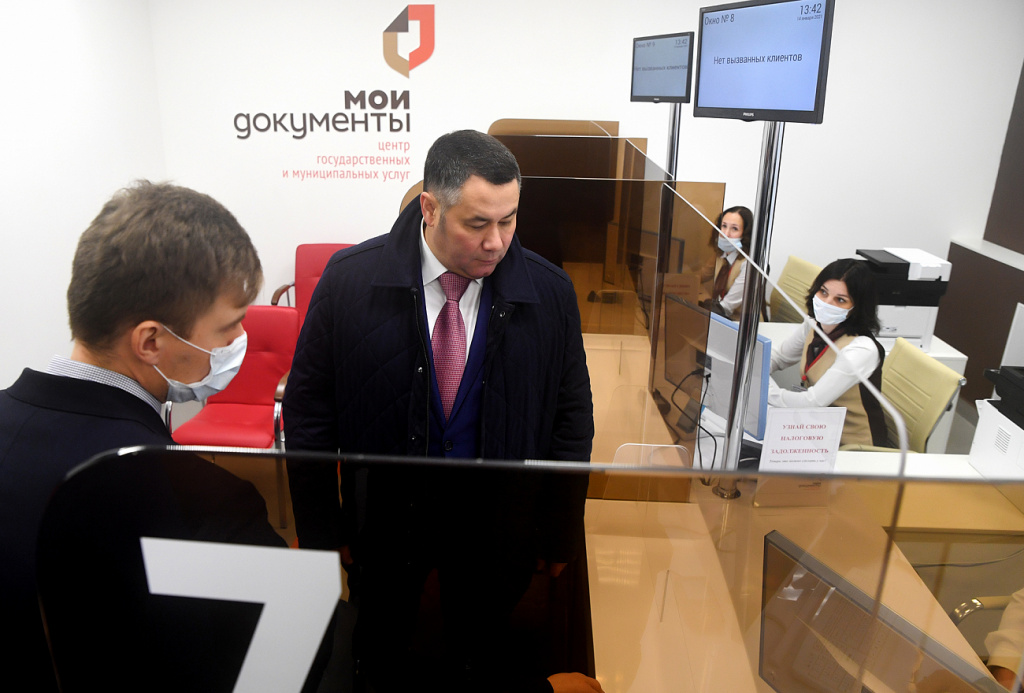 Игорь Руденя посетил новый филиал МФЦ в Вышнем Волочке 