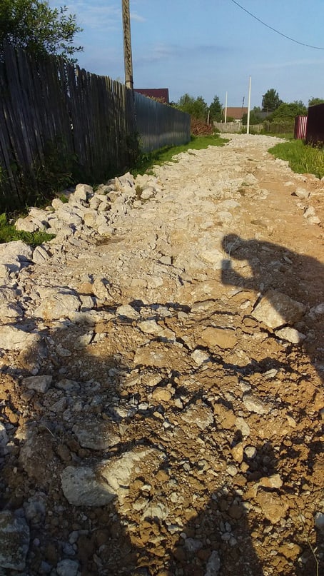 В Калининском районе дорогу отремонтировали бетонными обломками