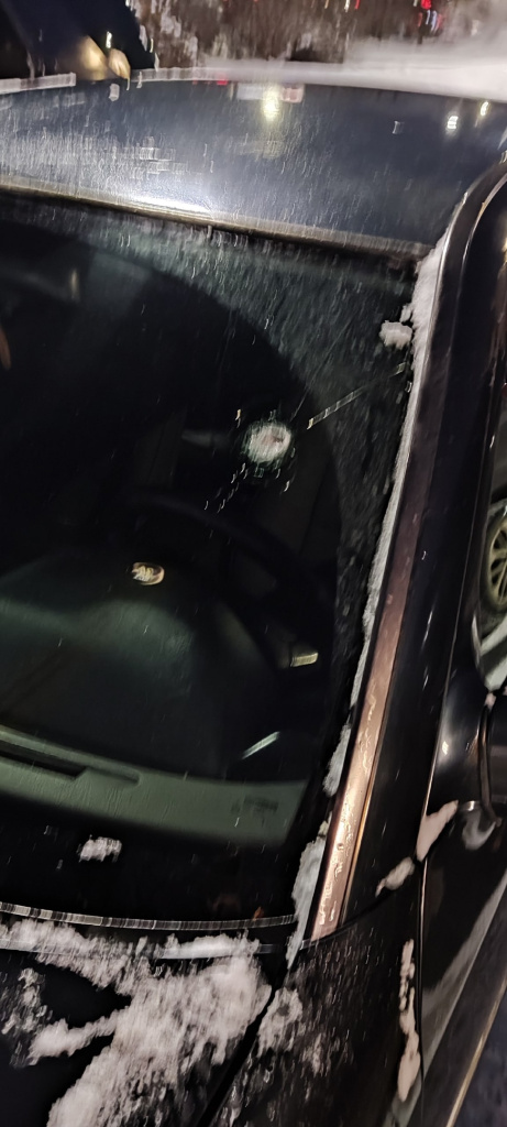 Неизвестный расстрелял автомобиль у здания суда в Твери