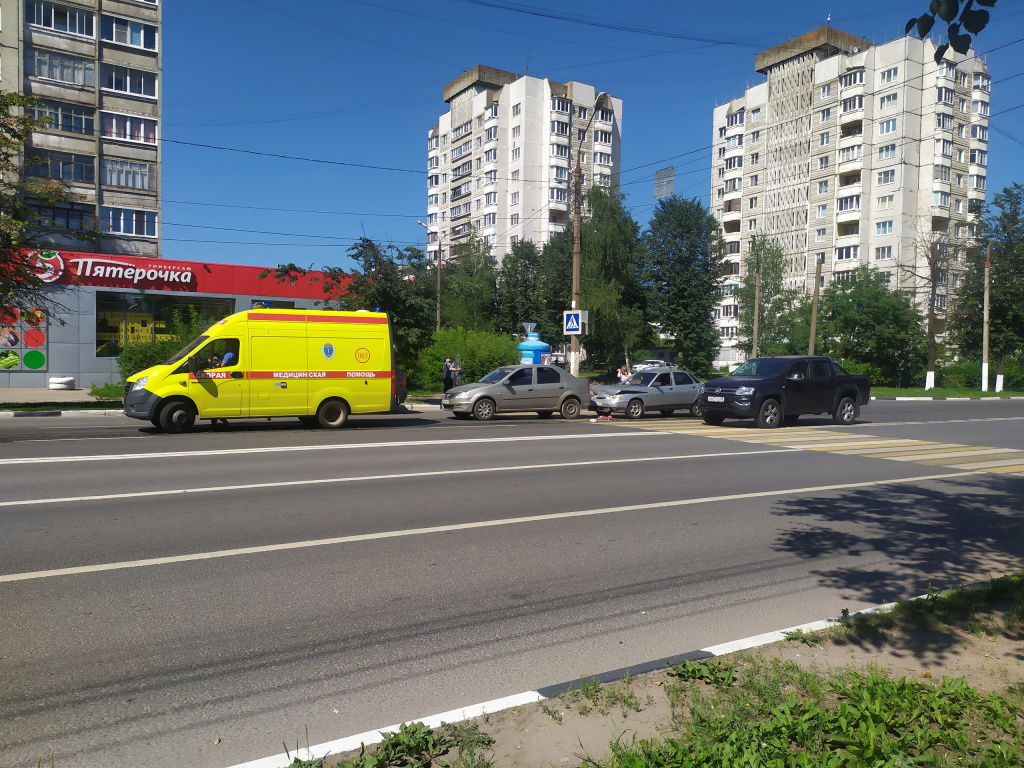 В Твери после столкновения одна из машин сбила женщину-пешехода