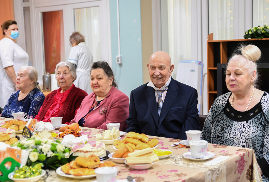 Игорь Руденя поздравил с наступающим Новым годом и Рождеством представителей старшего поколения, проживающих в Тверском геронтологическом центре