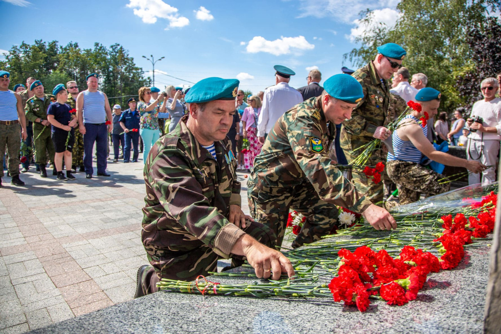 В 92-ю годовщину дня Воздушно-десантных войск России в Твери устроили пенную вечеринку