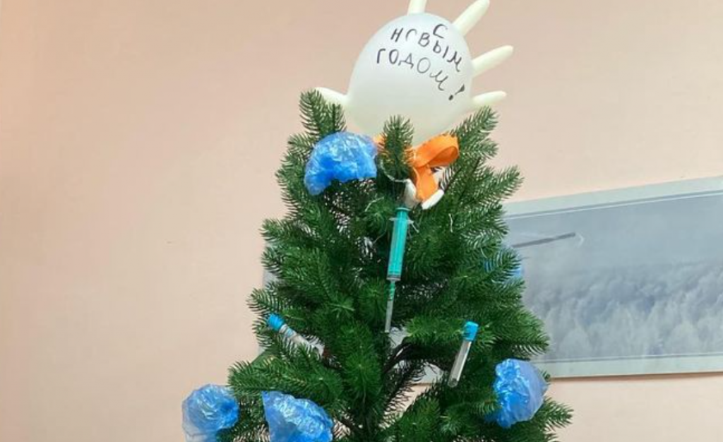 В тверском инфекционном госпитале новогоднюю елку украсили медицинскими масками и шприцами