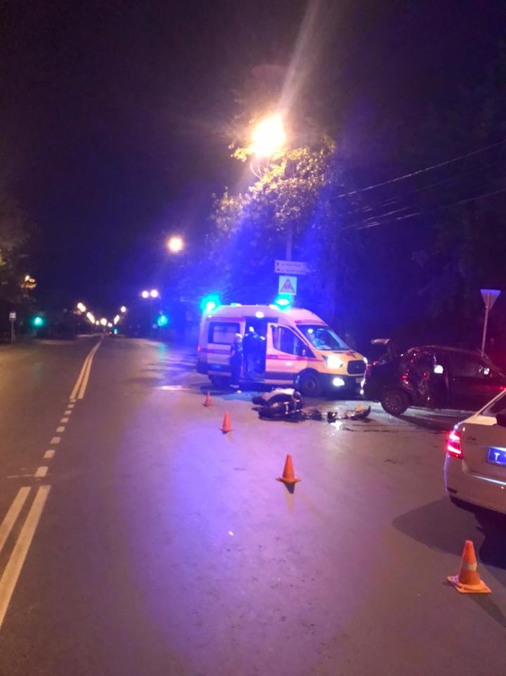 В Твери после ночного ДТП госпитализировали водителя и пассажира мотоцикла.jpg