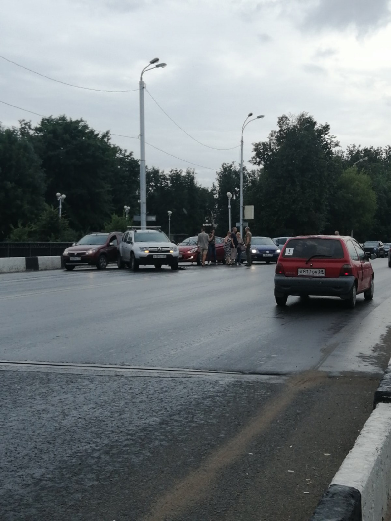 В Твери на Монастырском мосту столкнулись два автомобиля