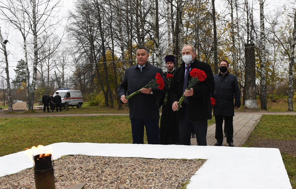 В Сонково Игорь Руденя возложил цветы к Обелиску Славы