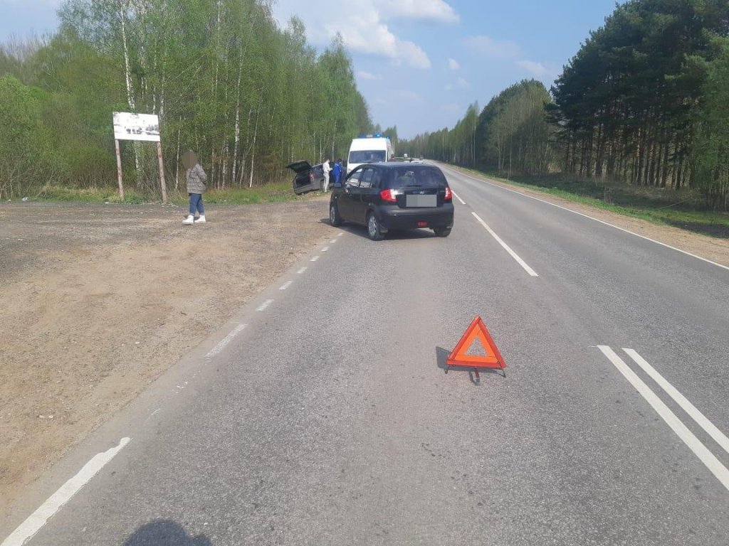 12 мая в Калининском районе столкнулись две легковушки, есть пострадавший.