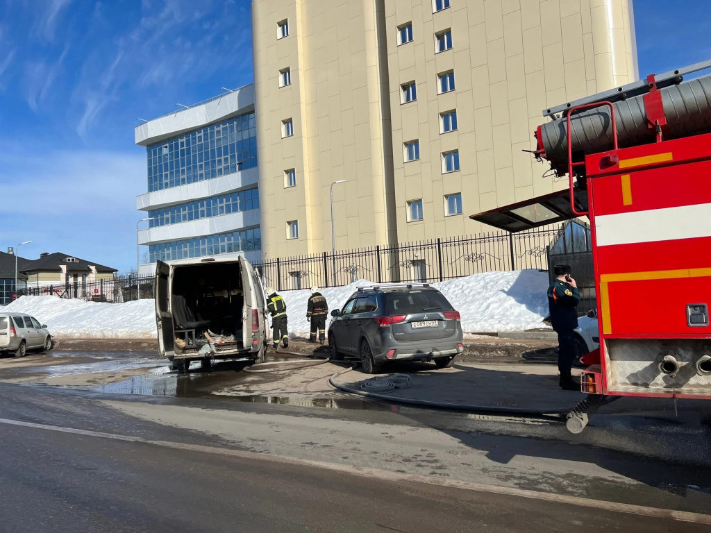 Возле областного суда в Твери сгорел микроавтобус