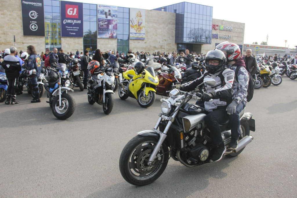 Выставка мотоциклов на площади Гагарина