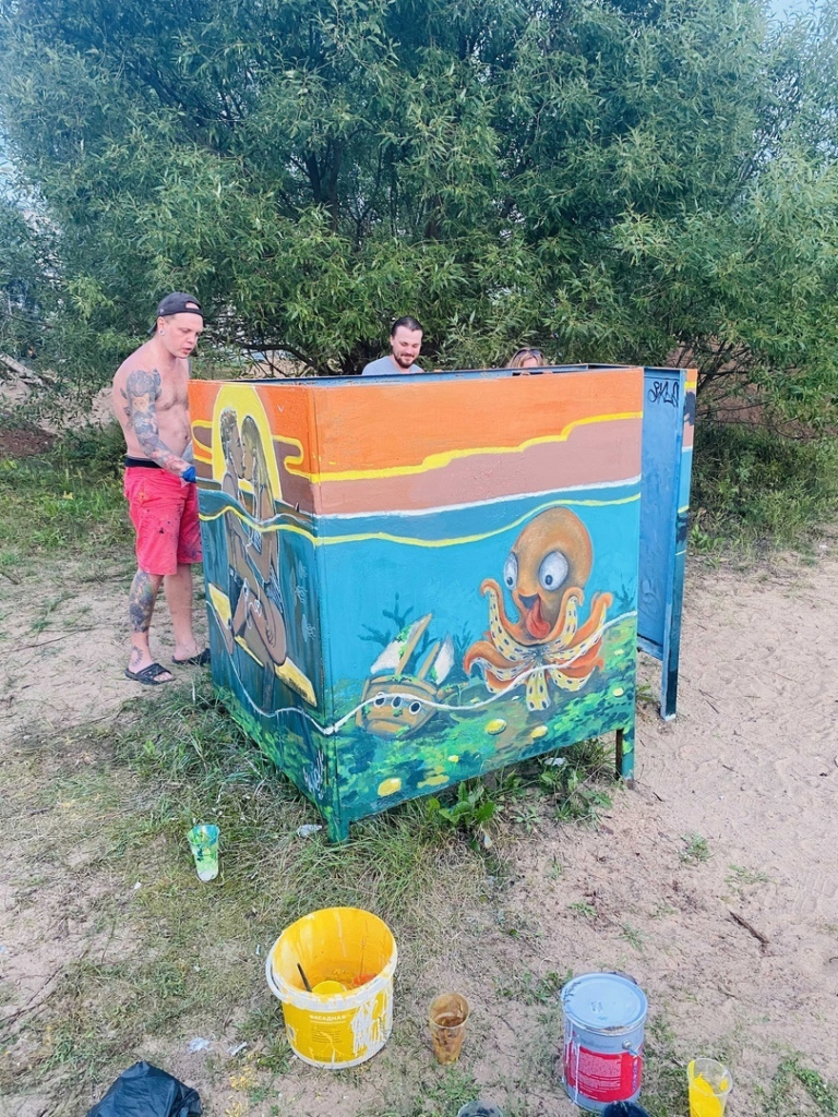 В Конаково художники разукрасили кабинку для переодевания