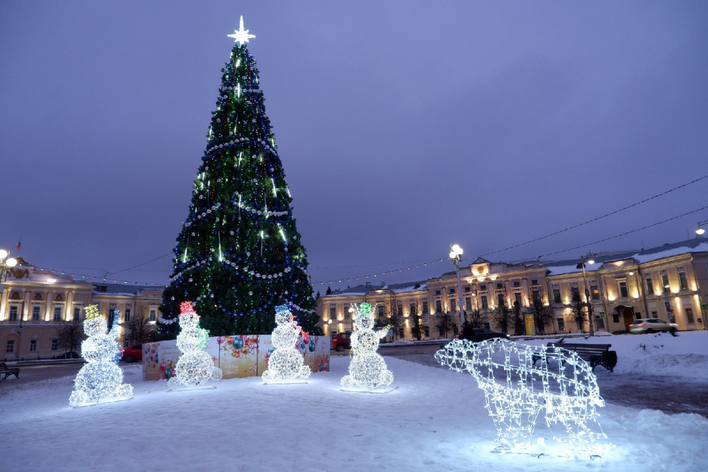 В Твери на площади Ленина установили снеговиков-музыкантов