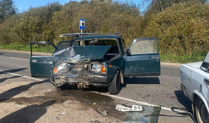 В Осташковском районе в аварии пострадали 4 человека 