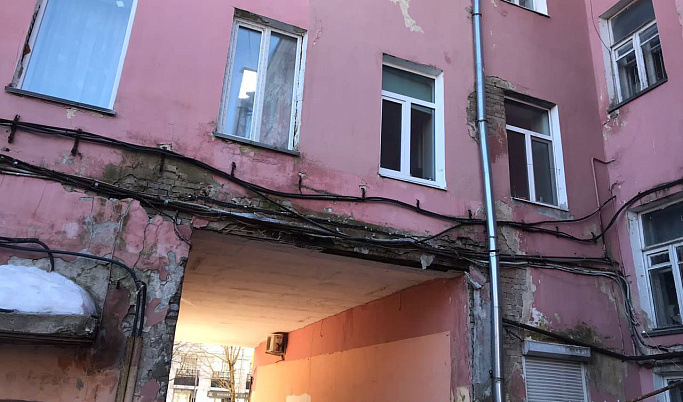 В Центральном районе Твери обрушается фасад жилой многоэтажки