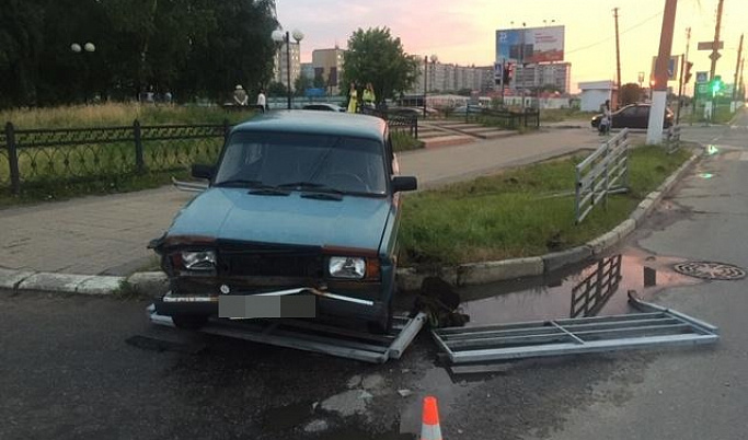 «ВАЗ» врезался в дорожное ограждение в Твери