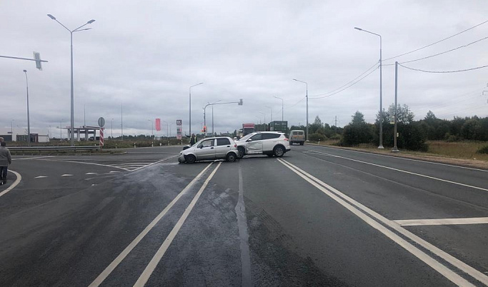 На М-9 в Тверской области столкнулись две легковушки