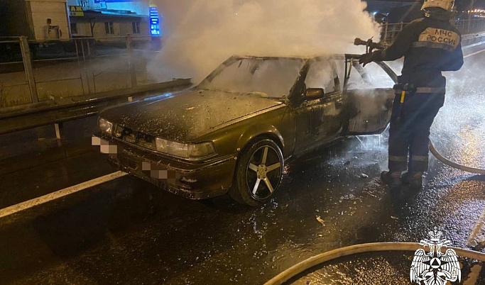 Ночью в Твери на дороге загорелся автомобиль