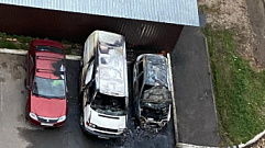 В Твери на улице Красина ночью сгорели три автомобиля
