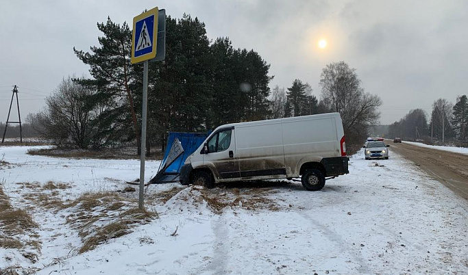 В Тверской области водитель снёс остановку и сбил пешехода