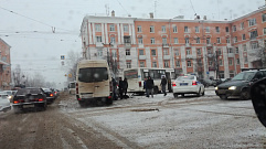 На площади Терешковой в Твери не разъехались две маршрутки, есть пострадавшие