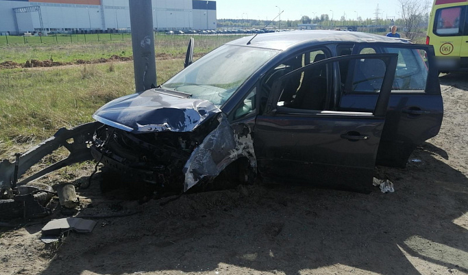 В Тверской области водитель Ford C-Max врезался в электрический столб