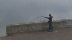 Скульптуре рыбака в Твери погнули удочку