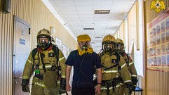 Сотрудники МЧС эвакуировали двух полицейских из здания МВД в Твери