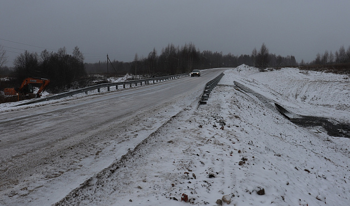 Размытый участок дороги в Тверской области восстановили